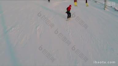 航拍的一群滑雪者在滑雪斜坡上的滑雪板和滑雪板